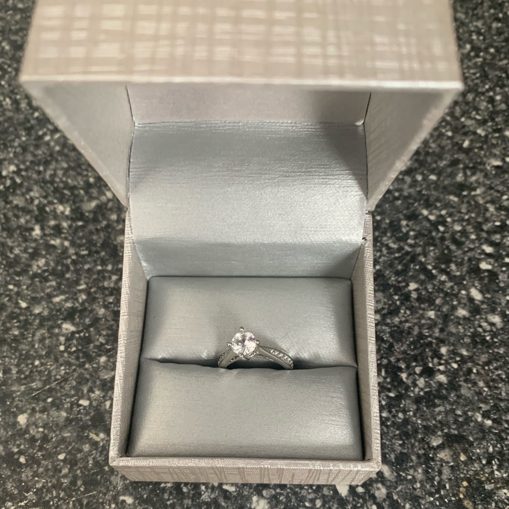 Beautiful Zales white gold ring sz sm/5